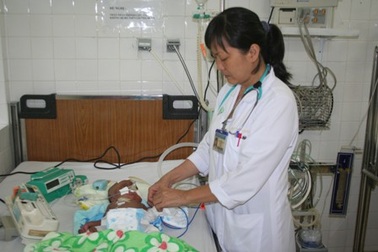 “Bé gái mất cả cha lẫn mẹ” được cậu mợ nhận nuôi