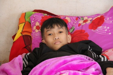 Xót xa cảnh bé trai nằm bất động trên giường, bụng to như cái trống