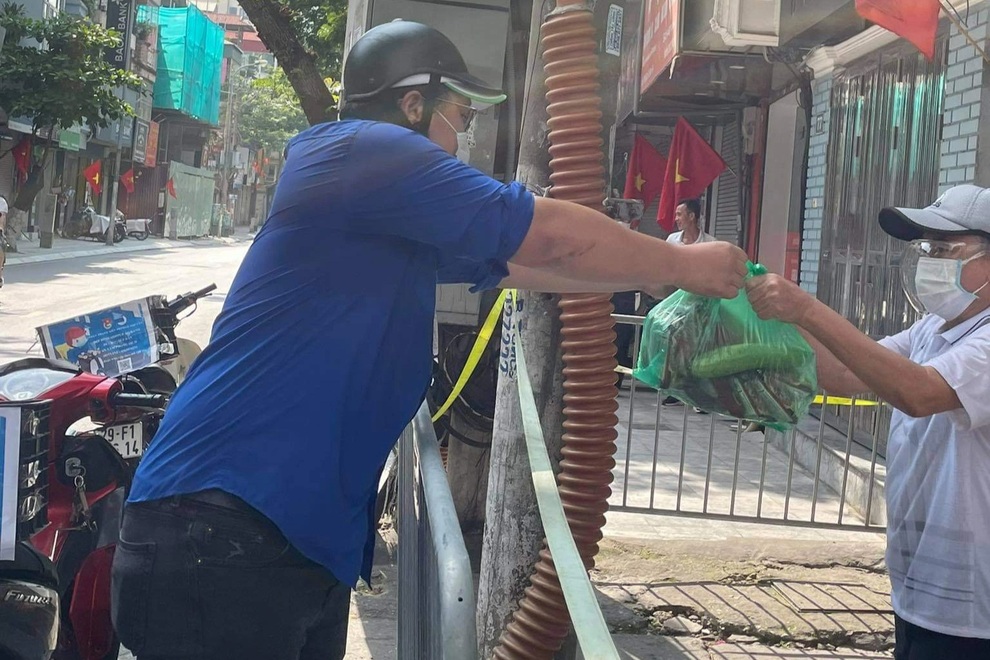Đội hình shipper xanh đi chợ giúp người dân trong khu vực phong tỏa - 8 Đội hình shipper xanh đi chợ giúp người dân trong khu vực phong tỏa - 8
