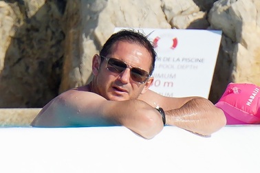 Tạm gác lại bóng đá, HLV Frank Lampard xả hơi trong kỳ nghỉ hè