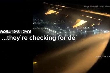 Lốp máy bay bốc cháy lúc hạ cánh, khách hoảng loạn tưởng cuộc đời kết thúc