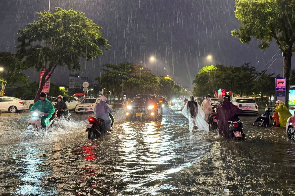 Đường phố Đà Nẵng ngập sâu sau trận mưa xối xả - 1 Đường phố Đà Nẵng ngập sâu sau trận mưa xối xả