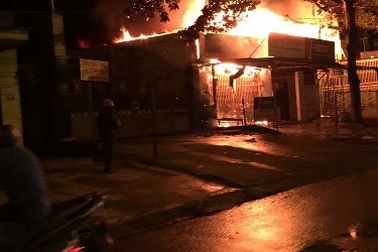 Hỏa hoạn thiêu rụi 3 căn nhà cùng hàng chục xe máy