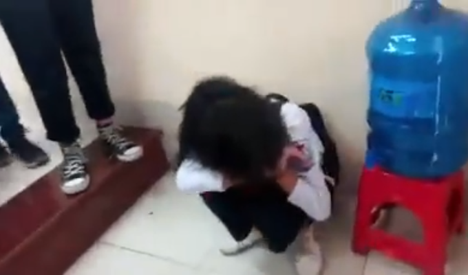 Vụ nữ sinh lớp 7 bị đánh, bạn bè chứng kiến reo hò cổ vũ: Tạm đình chỉ giáo viên chủ nhiệm và hiệu trưởng - Ảnh 2. Vụ nữ sinh lớp 7 bị đánh, bạn bè chứng kiến reo hò cổ vũ: Tạm đình chỉ giáo viên chủ nhiệm và hiệu trưởng - Ảnh 2.