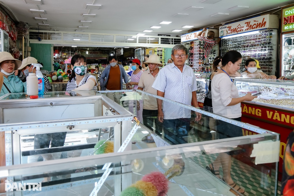 Con gái chủ tiệm vàng ở Huế kể giây phút kẻ cướp xông vào nổ súng - 7 Con gái chủ tiệm vàng ở Huế kể giây phút kẻ cướp xông vào nổ súng - 7