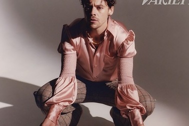 Thành viên One Direction gây sốc khi mặc váy áo phụ nữ