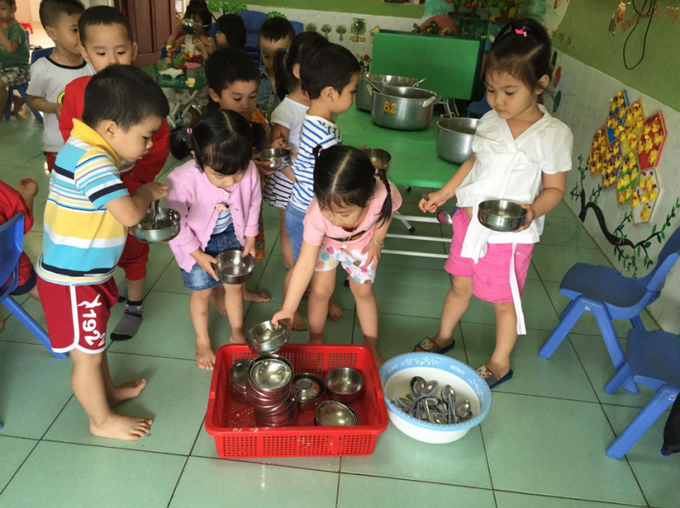 Sau khi ăn xong, trẻ được hướng dẫn cách tự dọn dẹp và vệ sinh khu vực bàn ăn.