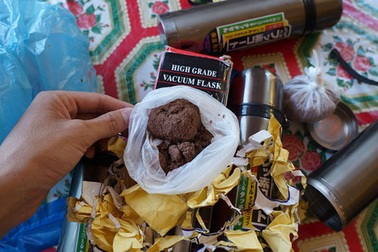 Bưu điện tặng phích nước Trung Quốc có chất lạ