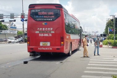 Hai vợ chồng bị xe khách cán thương vong ở TPHCM