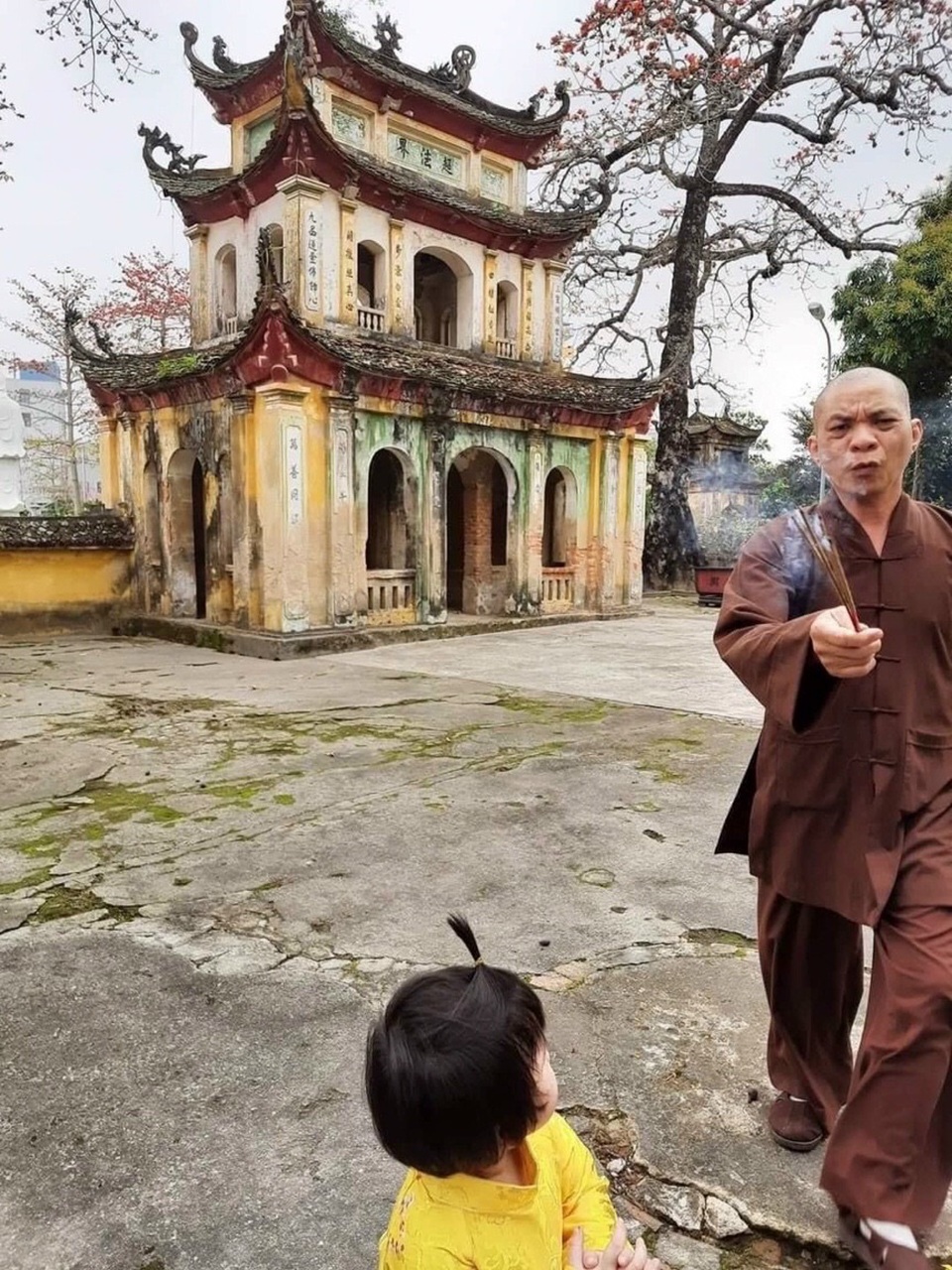 Đề nghị điều chỉnh nhà sư xua đuổi, đập hương đang cháy vào tay người dân - 1 Đề nghị điều chỉnh nhà sư xua đuổi, đập hương đang cháy vào tay người dân - 1