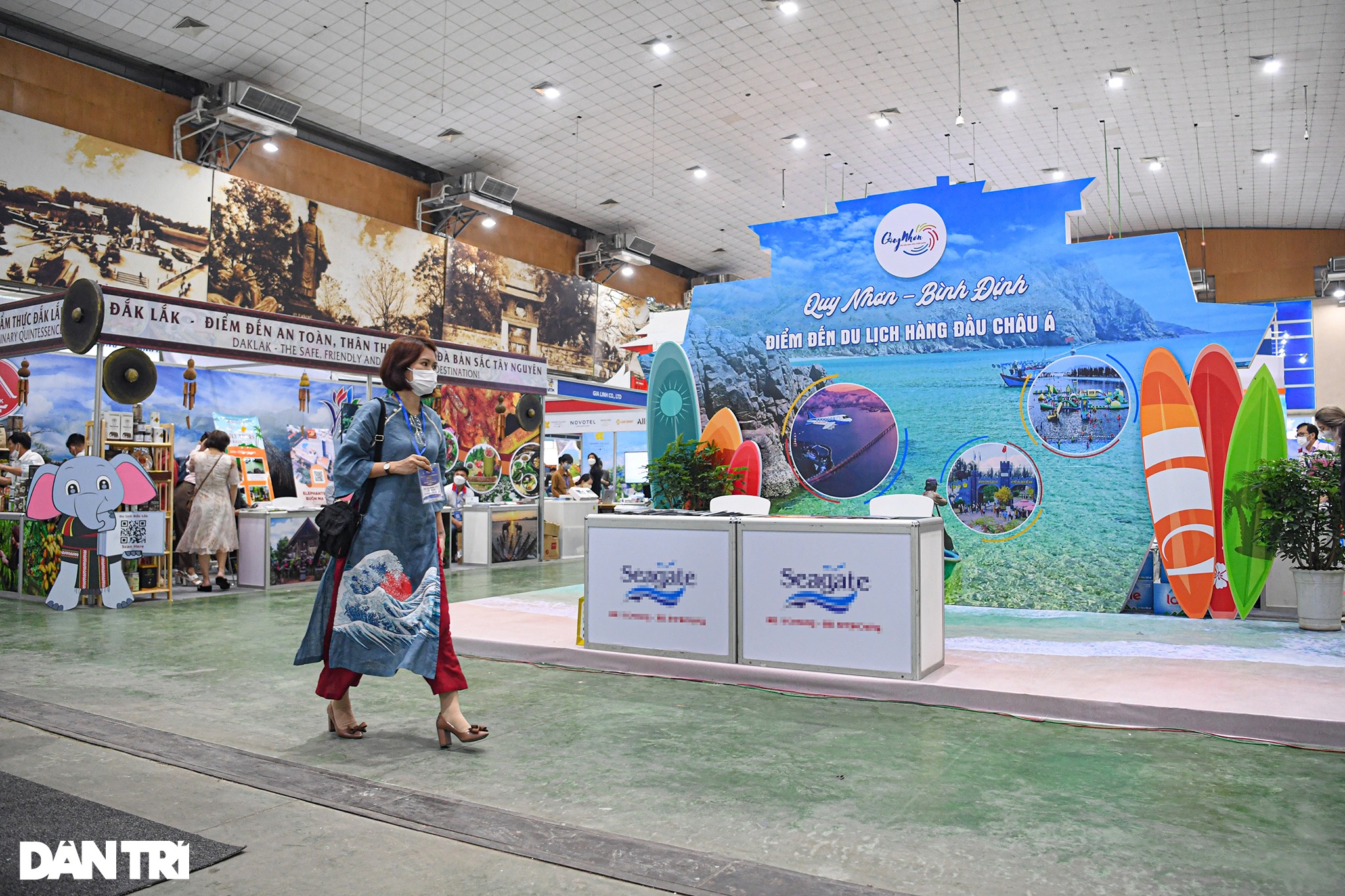 Người dân đổ xô săn vé máy bay, tour giá rẻ tại hội chợ du lịch ở Hà Nội - 5 Người dân đổ xô săn vé máy bay, tour giá rẻ tại hội chợ du lịch ở Hà Nội - 5