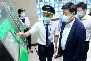 Phó Chủ tịch Hà Nội mua vé, đi thử tàu trên cao Cát Linh - Hà Đông