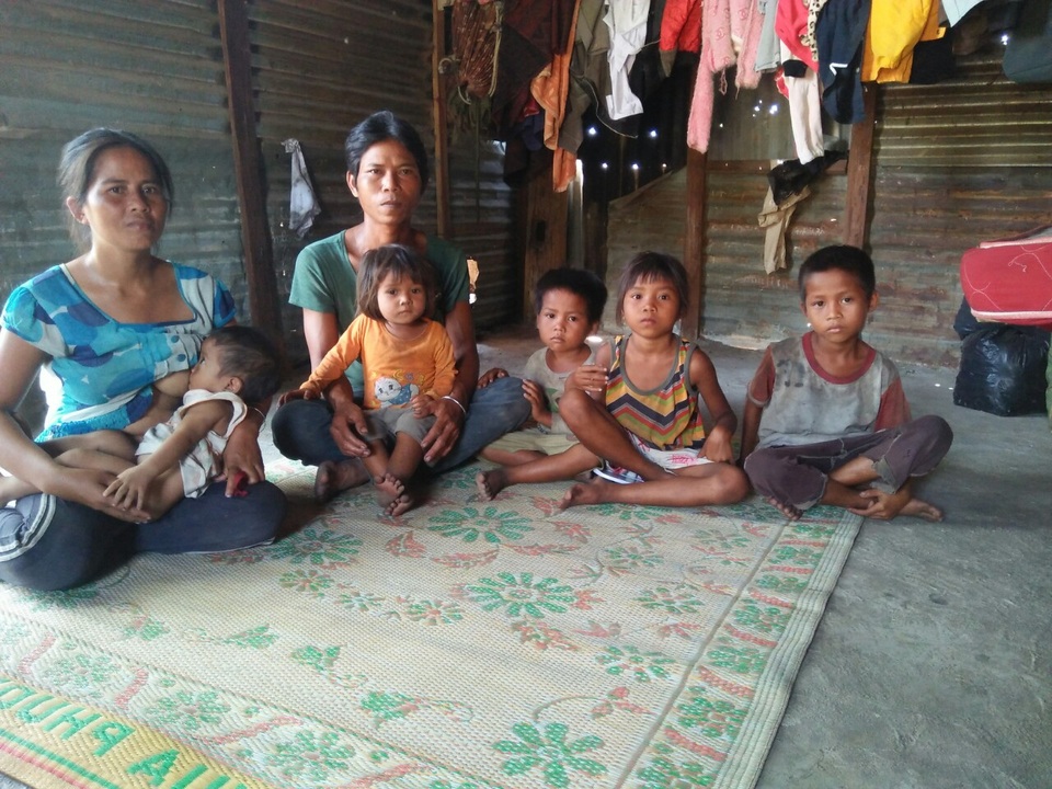 Thương những đứa trẻ vô tội đói nheo nhóc sống chui trong lều tạm - 1 Thương những đứa trẻ vô tội đói nheo nhóc sống chui trong lều tạm - 1
