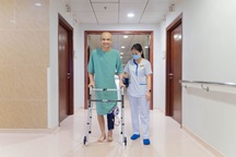 Người mẹ vượt nghìn cây số giành lại đôi chân cho con mắc ung thư xương