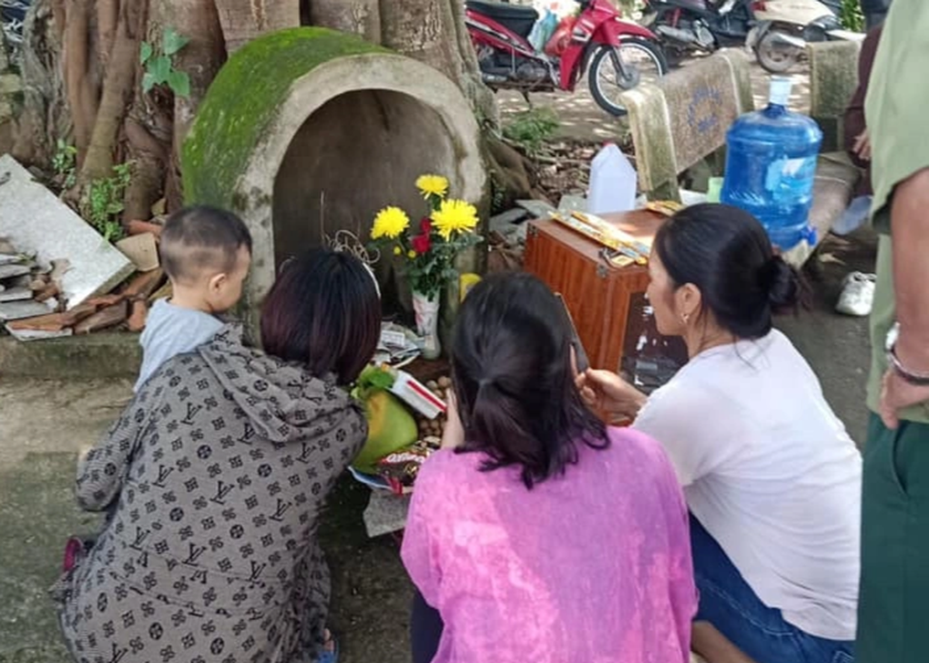 Con trăn khoảng 1 m xuất hiện ở sân đình - 1 Con trăn khoảng 1 m xuất hiện ở sân đình - 1
