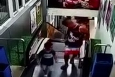 Sốc: Khoảnh khắc 2 cha con suýt bị thang cuốn “nuốt chửng”