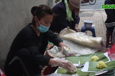 Kỹ nghệ gói xôi nhanh như “chớp” khiến thực khách “chóng mặt”.