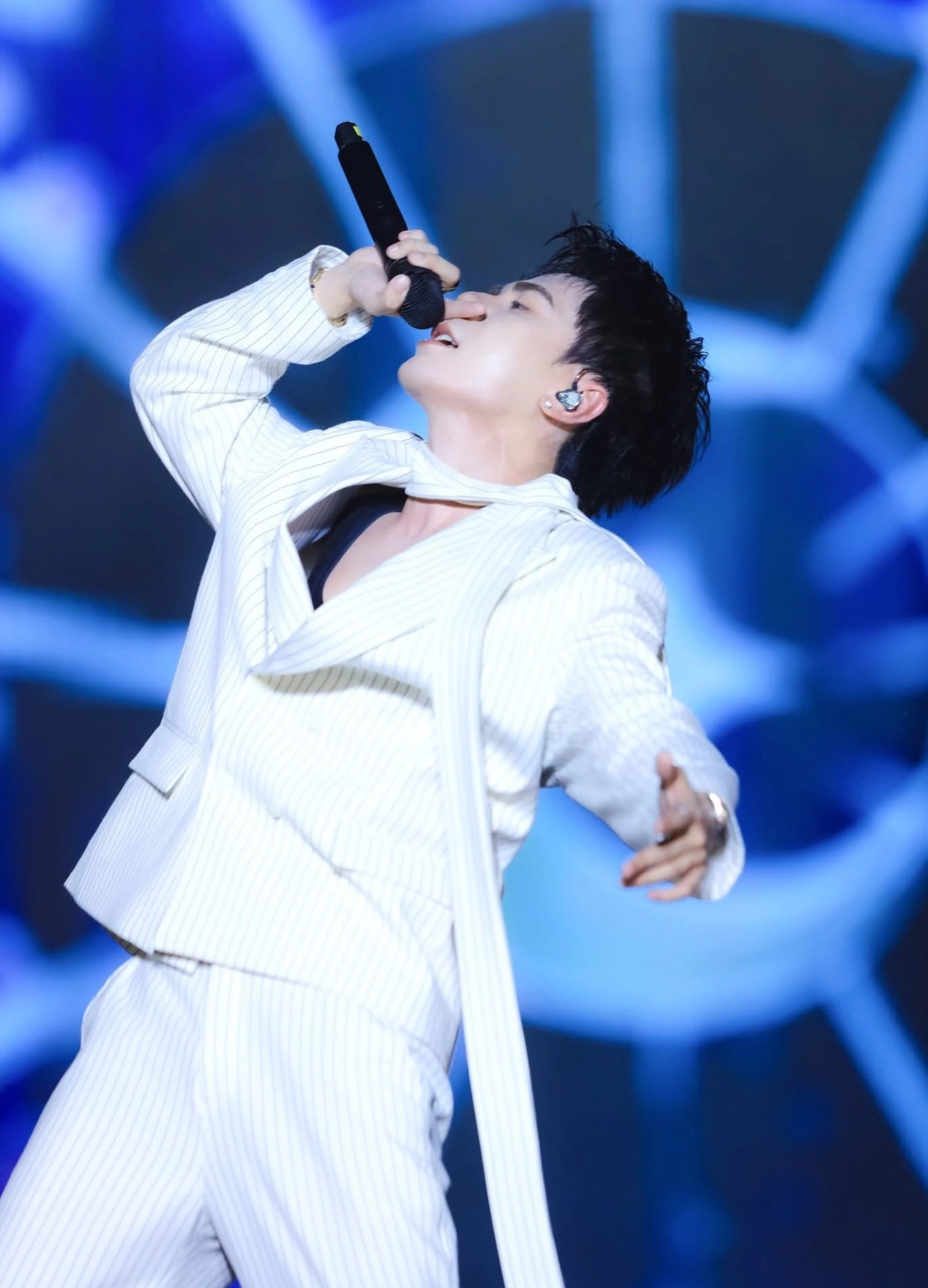 مزيد من المعلومات LyLy tái xuất ngọt ngào bên Anh Tú sau khi rời Em xinh - 3
