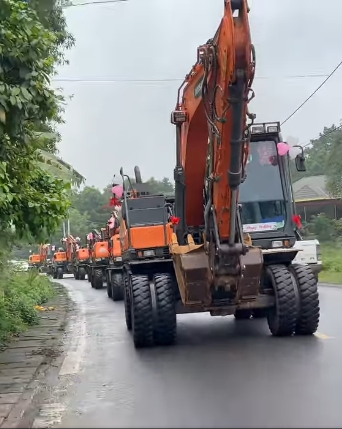 View - Chú rể dùng máy xúc đón dâu, nhà gái "choáng" suýt quên tiếp khách | Báo Dân trí