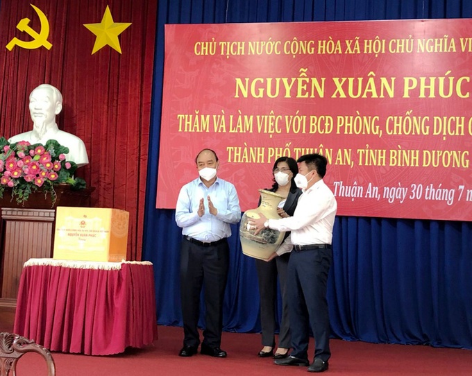 Chủ tịch nước Nguyễn Xuân Phúc: Thuận An làm tốt an sinh xã hội, đảm cuộc sống tối thiểu cần thiết cho người dân - Ảnh 4.