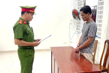 Nghi vợ ngoại tình, chồng tưới xăng lên người "tình địch" đòi phóng hỏa