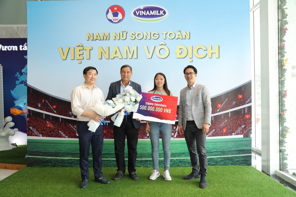 Vinamilk trao thưởng 1 tỷ đồng chúc mừng U22 nam và đội tuyển nữ vô địch SEA Games 30 - 2 Vinamilk trao thưởng 1 tỷ đồng chúc mừng U22 nam và đội tuyển nữ vô địch SEA Games 30 - 2