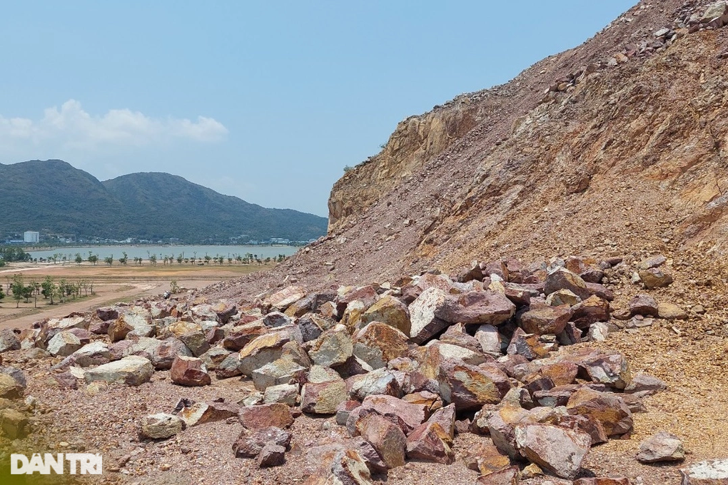 Hơn 1km đường kẹt suốt 4 năm, dân sống treo cùng dự án - 4 Hơn 1km đường kẹt suốt 4 năm, dân sống treo cùng dự án - 4