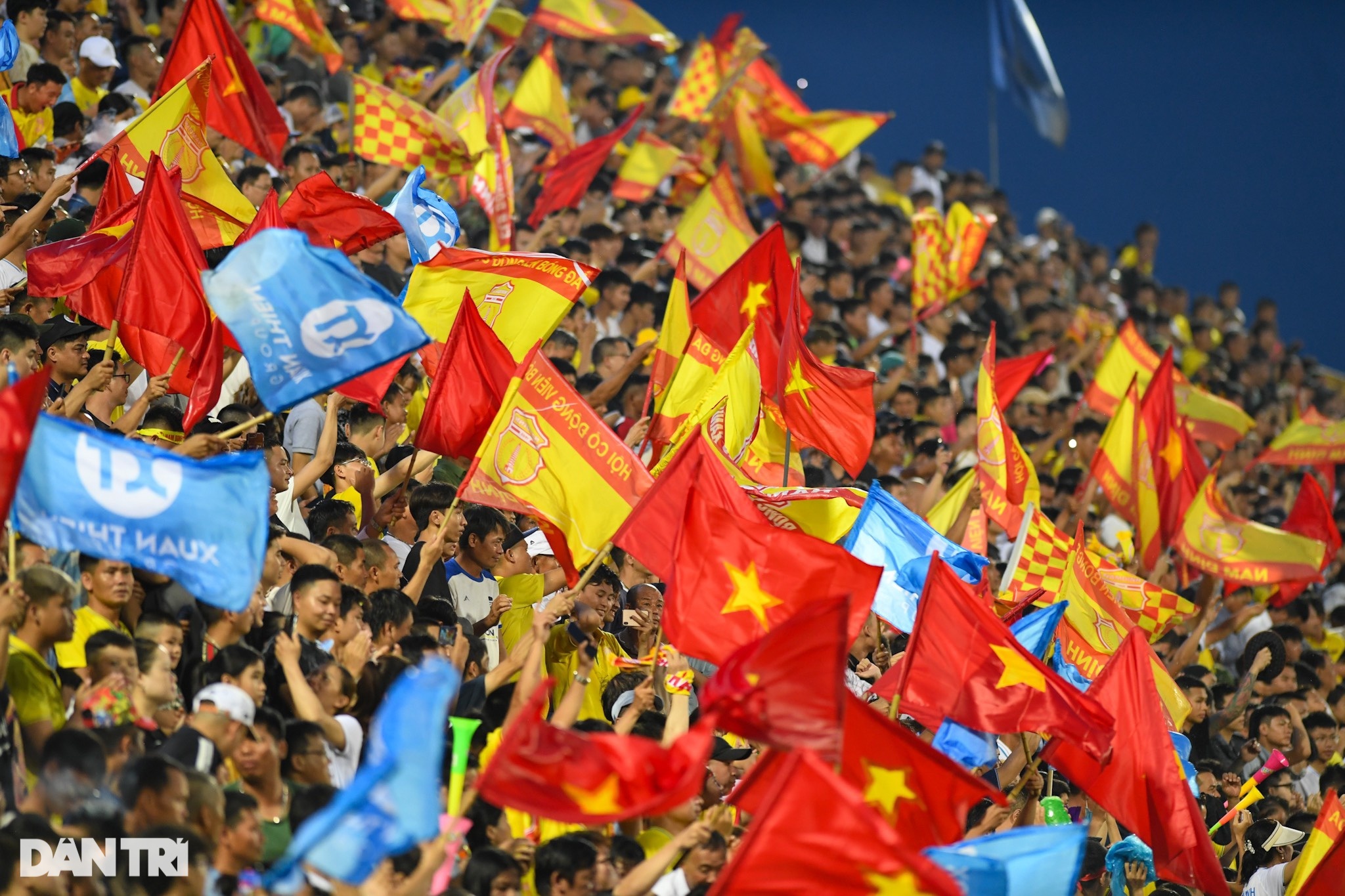 View - Cổ động viên và cầu thủ Nam Định vỡ òa cảm xúc ngày vô địch V-League | Báo Dân trí