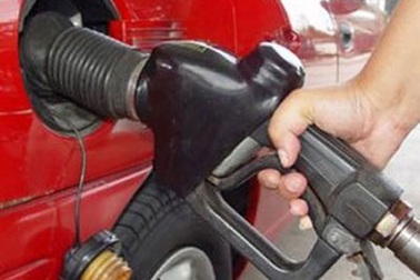 Phát hiện hai doanh nghiệp bán xăng “bẩn”