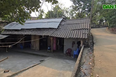 Bé gái bật khóc xin nhà hảo tâm cứu mẹ