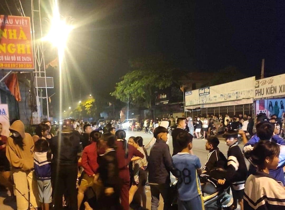 Hàng trăm người dân tụ tập quanh nhà nghỉ xem đánh ghen ở Nghệ An - 1