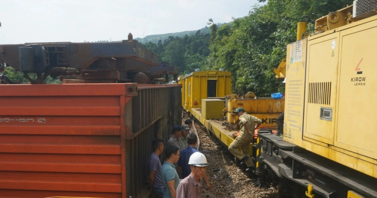 View - Hiện trường tàu trật bánh trên đèo Hải Vân | Báo Dân trí