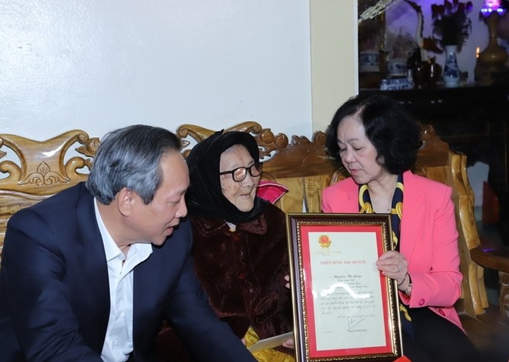 Gia đình chính sách, công nhân nhận quà Tết từ lãnh đạo Trung ương - 1 Gia đình chính sách, công nhân nhận quà Tết từ lãnh đạo Trung ương - 1