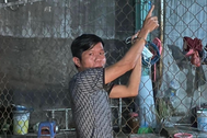 Dùng dao khống chế, lấy băng keo trói người phụ nữ để cướp tài sản