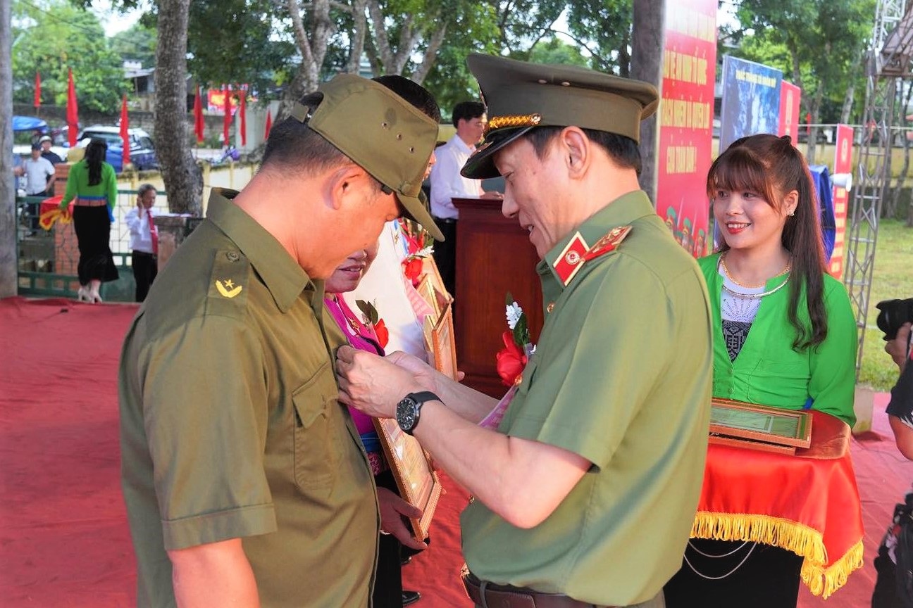 Ministrul Securității Publice participă la festivalul de protecție a securității naționale din Hoa Binh - 3 Bộ trưởng Công an dự ngày hội toàn dân bảo vệ an ninh tổ quốc ở Hòa Bình - 3