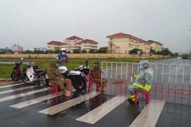 TP Hà Tĩnh phong tỏa 500 hộ dân, tạm dừng dịch vụ ăn uống, cắt tóc, gội đầu