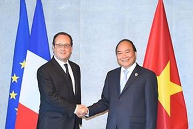 Thủ tướng tiếp xúc song phương với các nguyên thủ, lãnh đạo dự G7