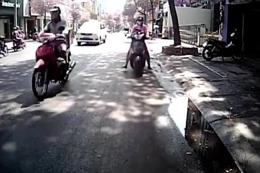 Chở trẻ nhỏ bằng xe máy - Đừng chủ quan!