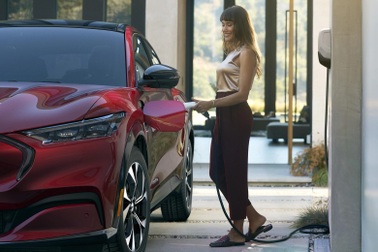 Vì sao nhiều người không chọn mua xe điện dù giá xăng tăng cao?