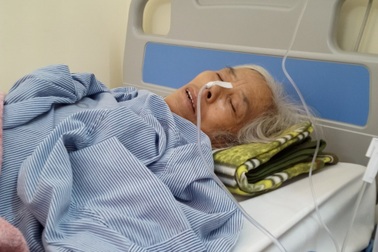 Trên giường bệnh, bà cầu xin sự sống cho cháu trai qua nhiều lần phẫu thuật