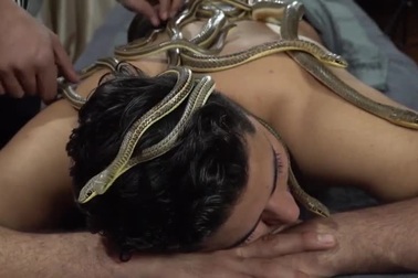 "Ớn lạnh" xem cảnh bầy rắn lúc nhúc trườn bò trên người massage