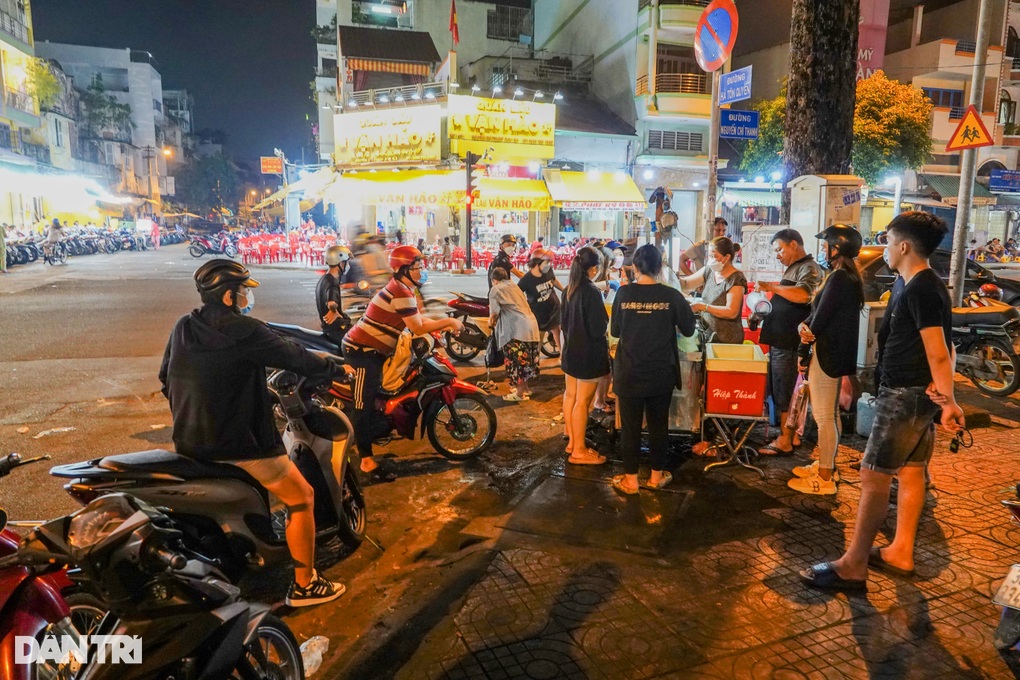 Ông chủ xe nước sâm lạ lùng chỉ lo... bán hết hàng - 1 Ông chủ xe nước sâm lạ lùng chỉ lo... bán hết hàng - 1