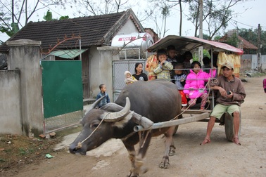 Người đàn ông tàn tật và chiếc xe trâu đưa đón trẻ mầm non miễn phí