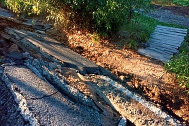 Lại xảy ra sụt lún nghiêm trọng đường giao thông do khô hạn