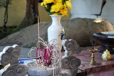 Lạ lùng hòn đá thiêng được cả làng lập đền thờ cầu may ở Hà Tĩnh