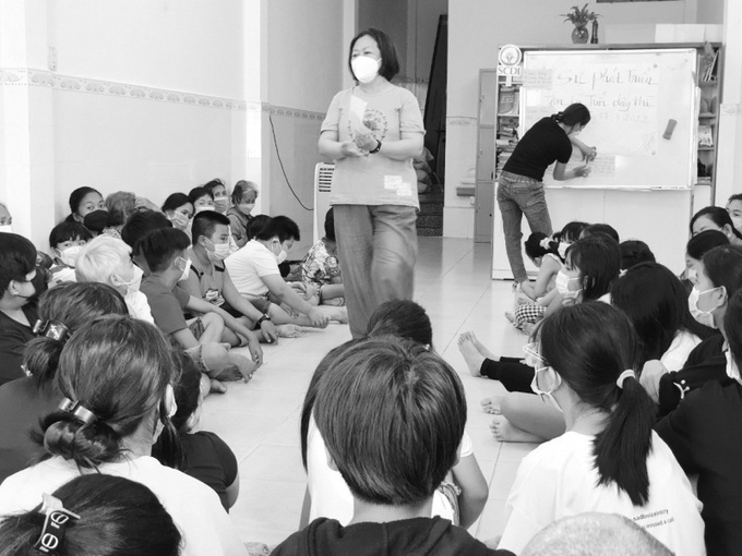 Chị Thúy trong một buổi dạy kĩ năng sống cho trẻ em.