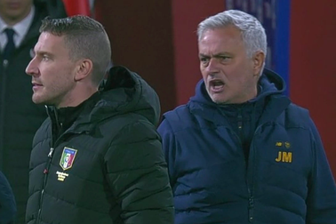 Cãi nhau tay đôi với HLV Mourinho, trọng tài nhận cái kết đắng