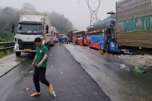 Sạt lở nghiêm trọng trên đèo Lò Xo, hàng trăm ô tô mắc kẹt