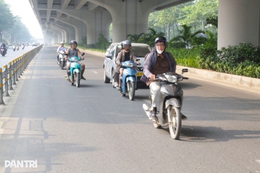 Cố tình đi xe máy vào làn ô tô, loạt tài xế bị CSGT Hà Nội xử phạt