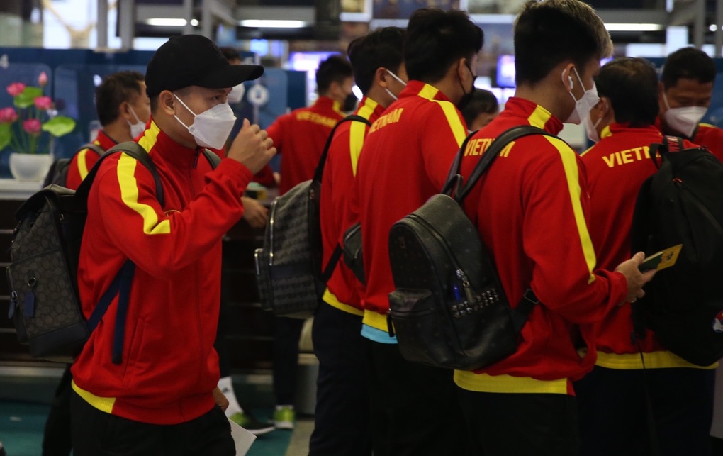 Đội tuyển Việt Nam đổ bộ Singapore, tập làm quen sân cỏ nhân tạo - 1 Đội tuyển Việt Nam đổ bộ Singapore, tập làm quen sân cỏ nhân tạo - 1